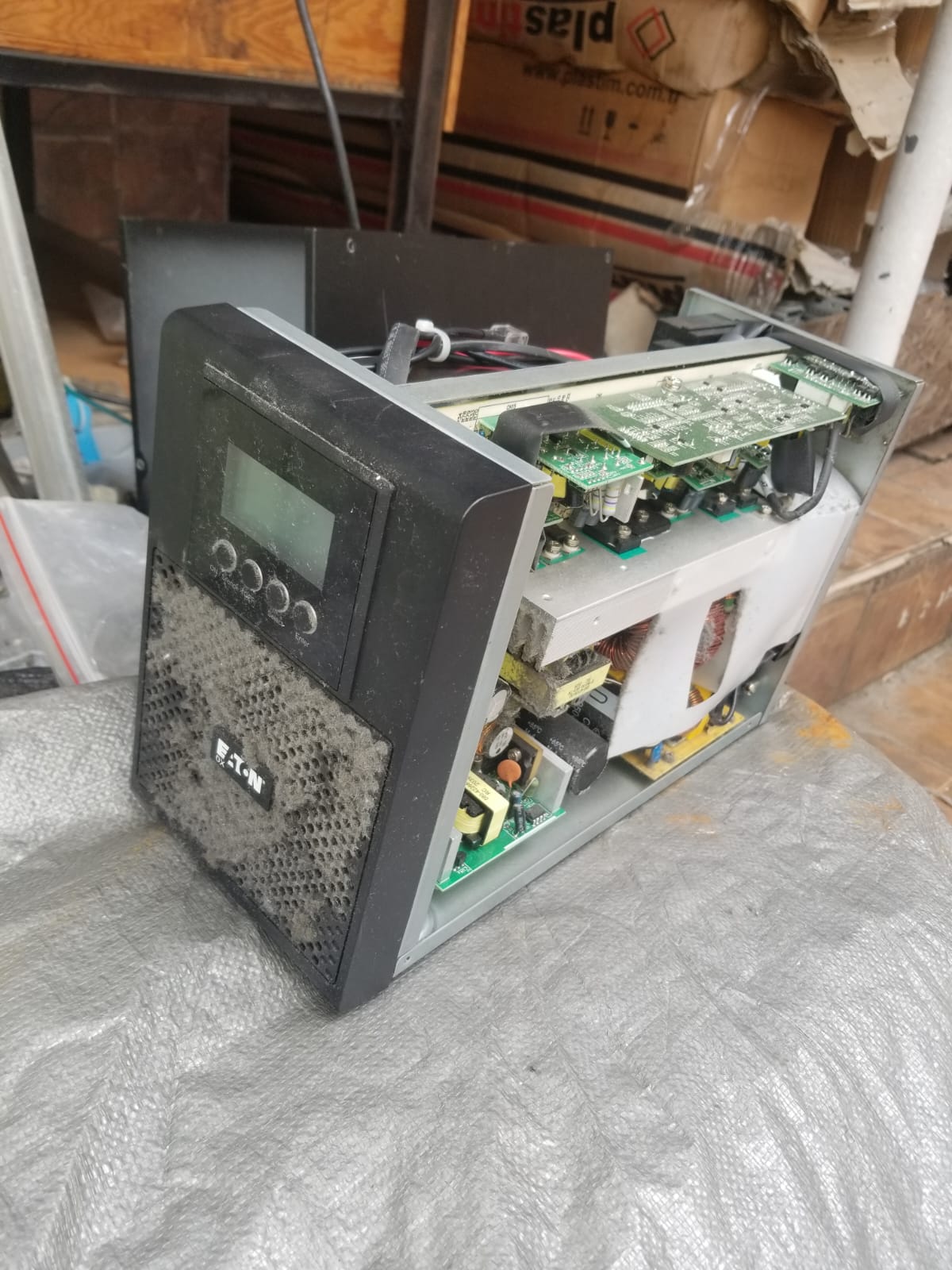 UPS Eaton interior sucio